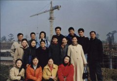 成都美視公司員工與公司董事總經理楊德明先生在工地留影