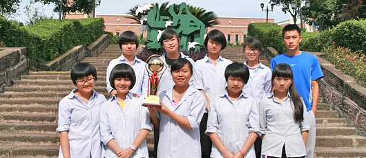  祝賀我校在高新區“第三屆”中學生籃球比賽中榮獲初中女子組亞軍 
