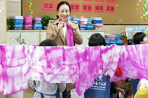  靈動扎染多彩校園 自貢扎染美視學(xué)校DIY活動歡樂舉辦 