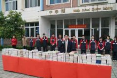 我校師生向?qū)W校圖書(shū)館捐贈(zèng)圖書(shū)