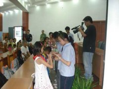 我校中學生與災區(qū)兒童舉行“愛心結(jié)對”儀式