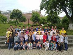 二年級(jí)三班的同學(xué)接待川音森宇幼兒園