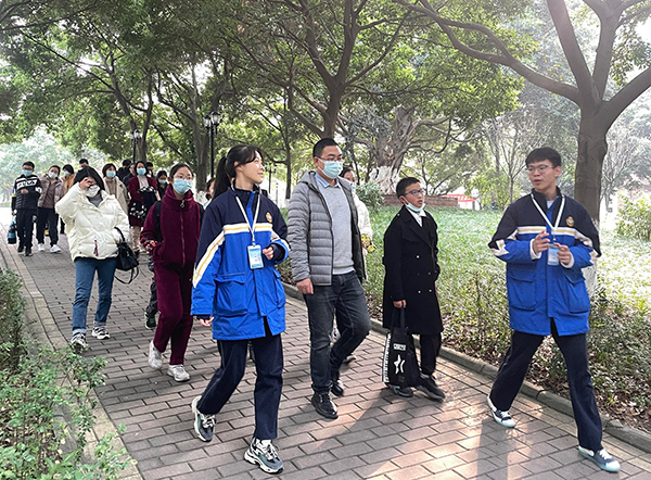 體驗特色魔創教育——中學部組織校外家長訪校活動